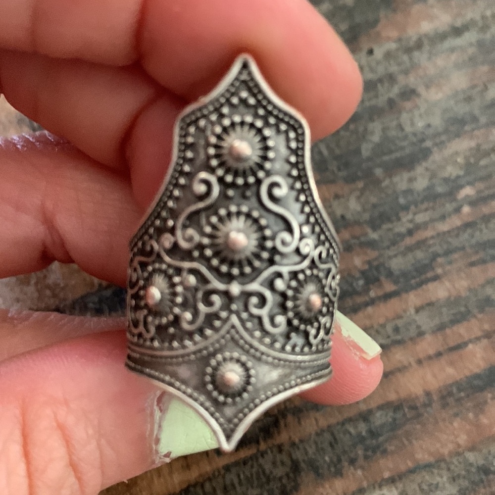 Free people ring adjustable but fits a 7 now preowned - Picture 6 of 7